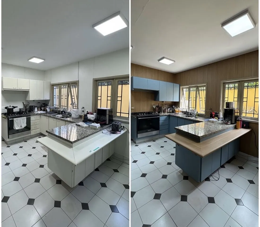 Cozinha antes em branco e depois com armários envelopados em azul